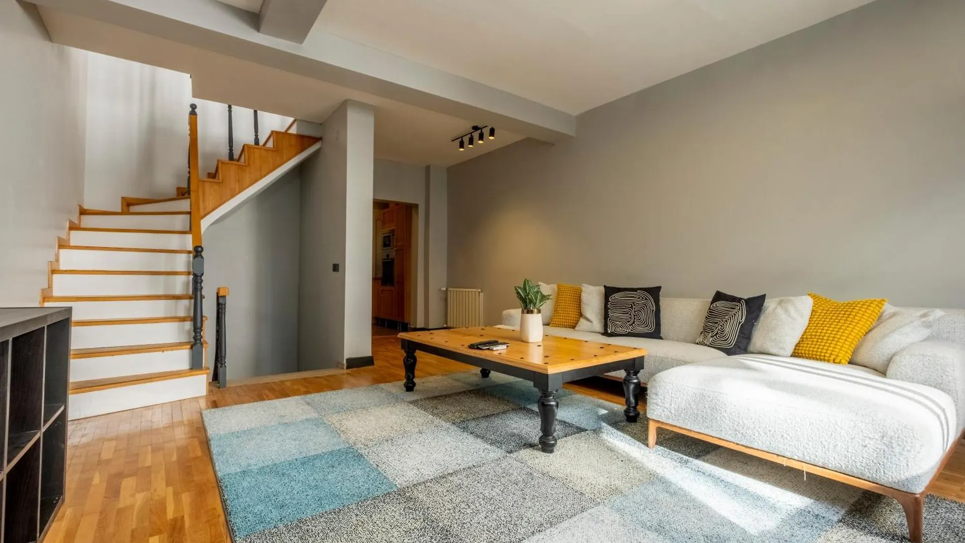 Fourlex Single Detached House - 2 Bathrooms - Central Location - Private Terrace 伊斯坦布尔
