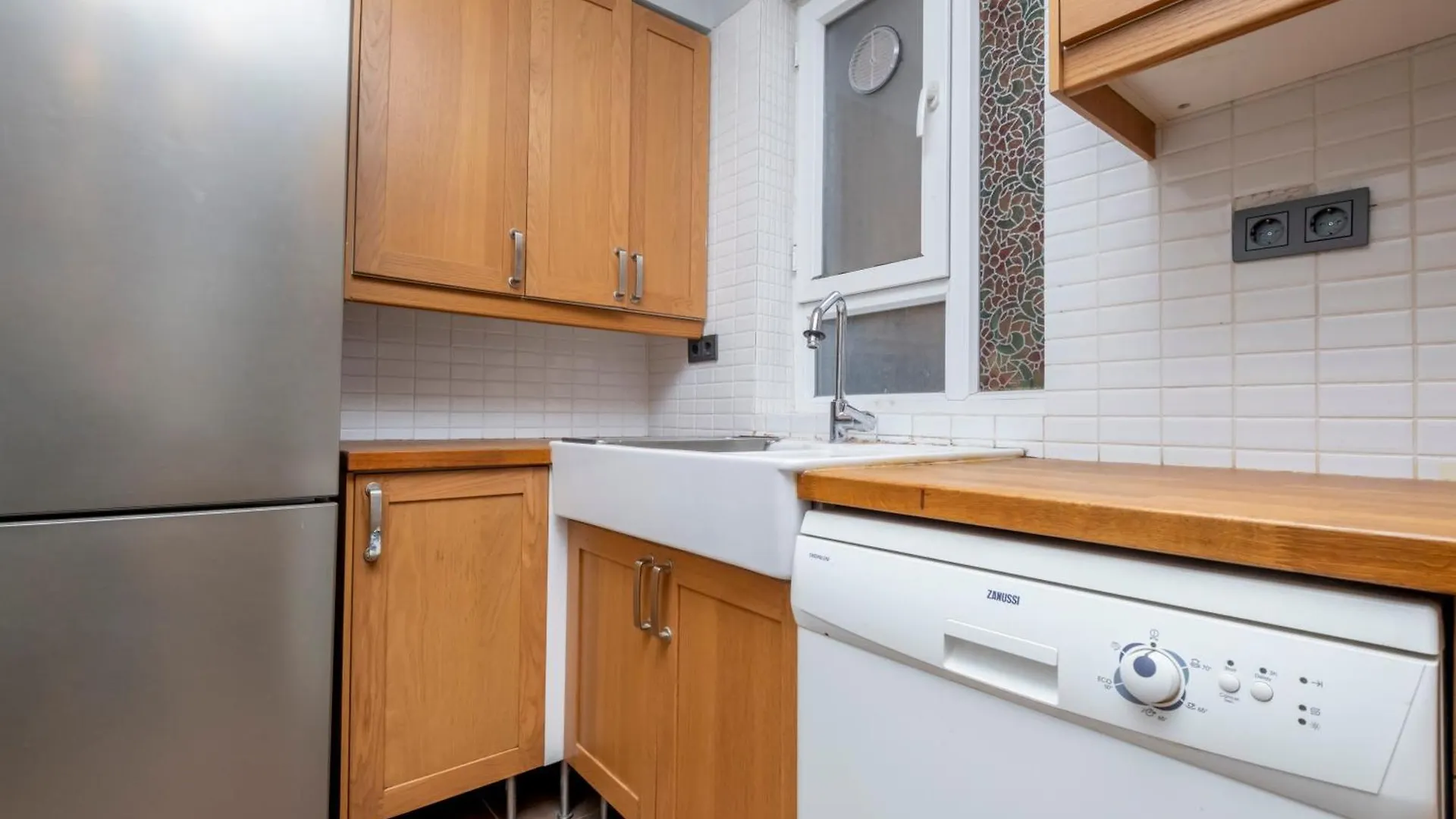 Fourlex Single Detached House - 2 Bathrooms - Central Location - Private Terrace 伊斯坦布尔 0*,